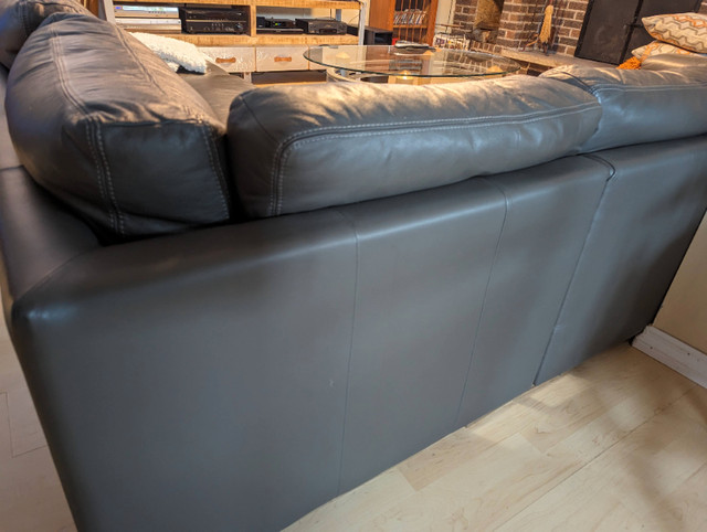 Divan sectionnel en cuir gris de qualité dans Sofas et futons  à Longueuil/Rive Sud - Image 3