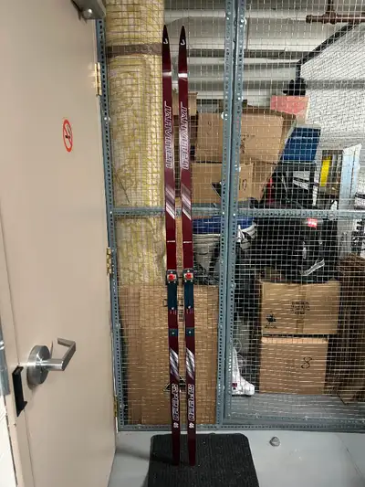 Skis de fond de qualité, en excellent état de marque Jarvinen avec une fixation Salomon. Longueur 78...