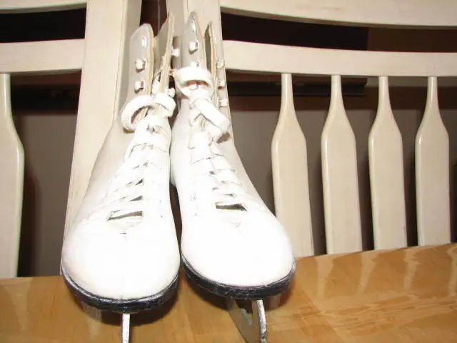 YOUTH GIRL FIGURE SKATES - PATIN DE FANTAISIE POUR JEUNE FILLE in Skates & Blades in Gatineau - Image 3