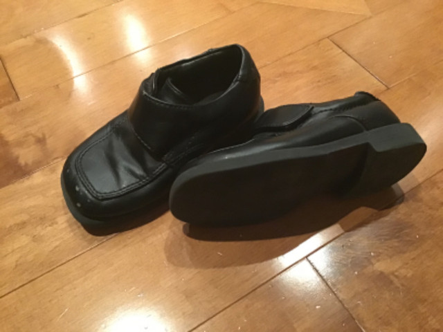 SMART FIT BRAND SIZE 7 BLACK LEATHER DRESS SHOE VELCRO CLOSE in Clothing - 2T in Peterborough