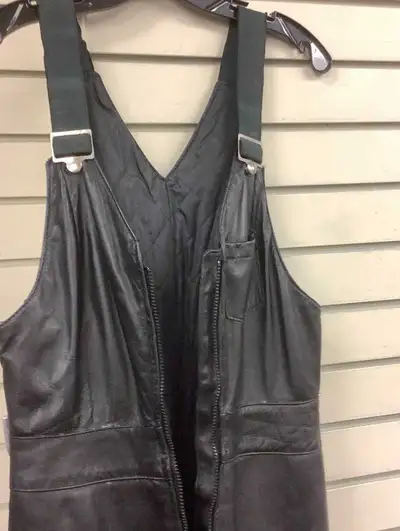 Womens leather snowmobile pants Like new Size 10 (small) View or try on at plum locco in Huntsville