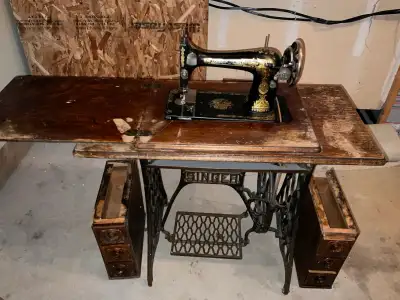 Antique Singer sewing machine, needs some TLC as shown in the picture. Open to offers.
