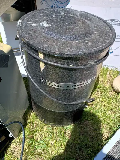 Electrolux Central Vacuum that comes with hose but no fittings or attachments. 20 years old that sti...