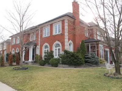 Bedroom available in Markham