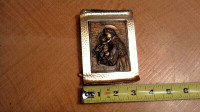 Vintage Petit cadre métal bosselé avec des Saints  4 x 3  (30082