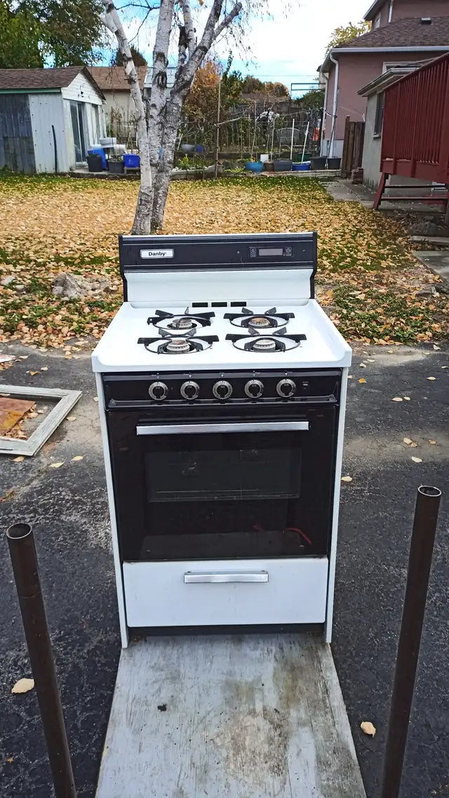 24” Gas Stove, Danby in Stoves, Ovens & Ranges in City of Toronto - Image 2