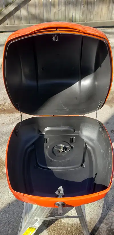 36l top case taken from 2023 Vespa GTS Arancio Impulsivo, orange (works w Vespa rack, centre pin con...