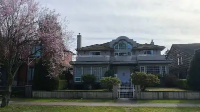 Fully furnished basement unit with kitchen, living room and washroom. Utilities and high speed wifi...