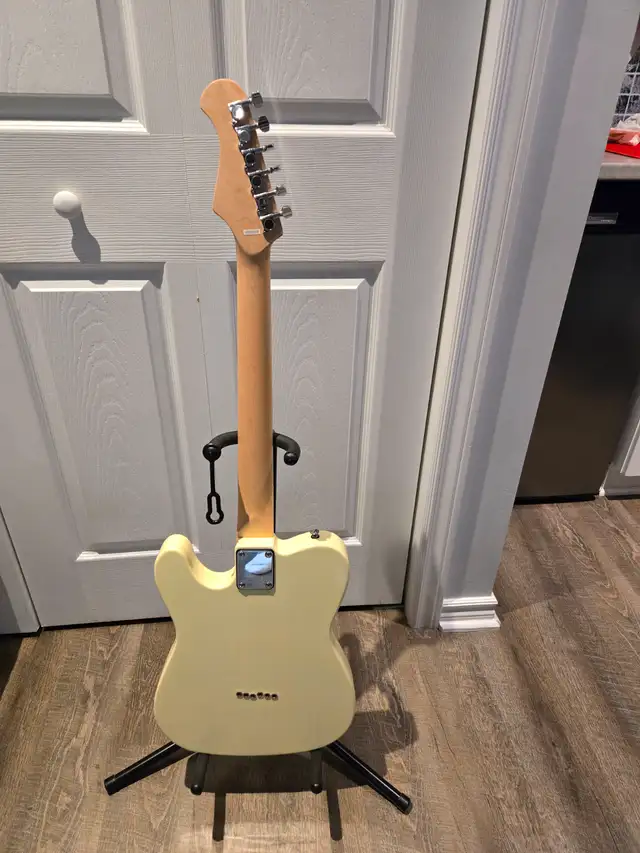 Telecaster style guitar like new in Guitars in Ottawa - Image 3