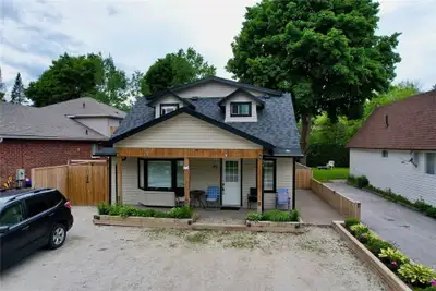 This one bedroom, one bathroom Upper unit is located in the desirable West End Wasaga Beach area. -S...