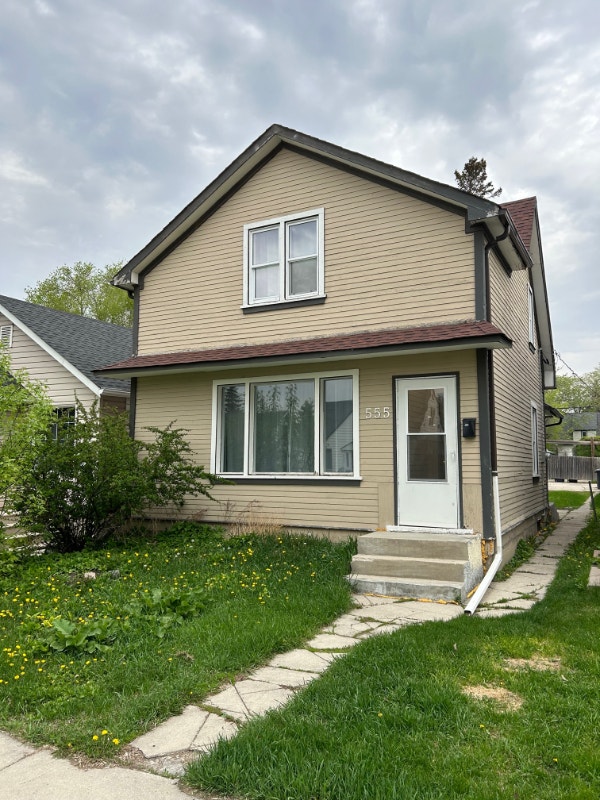 3 Beds 1 Bath house for rent with Spacious Loft and large yard Long