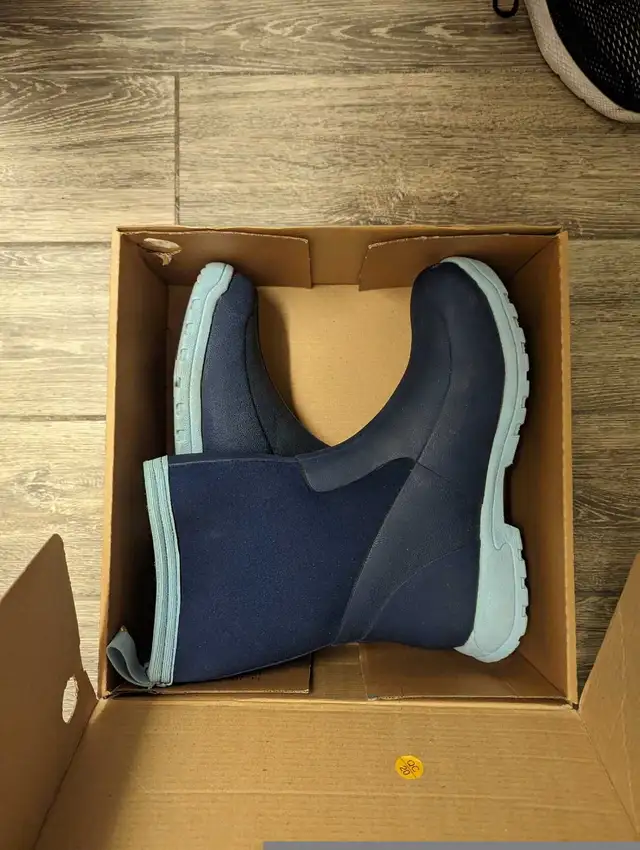Three pair of brand new boots waterproof in Multi-item in City of Toronto - Image 3