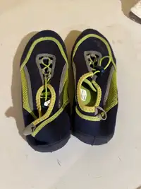 Children's water shoes 