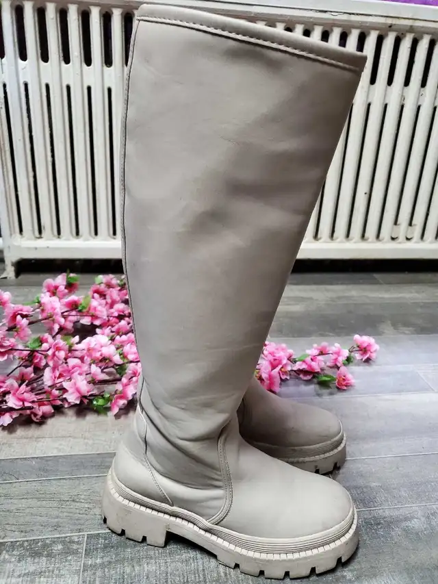 Cassietta off-white/light grey knee high boots -Size 7 for sale in Women's - Shoes in City of Toronto - Image 4