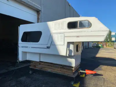 1991 northern lite ‘lite’ series import camper…440kg and it has a bathroom..it WILL fit Tacoma,Tundr...
