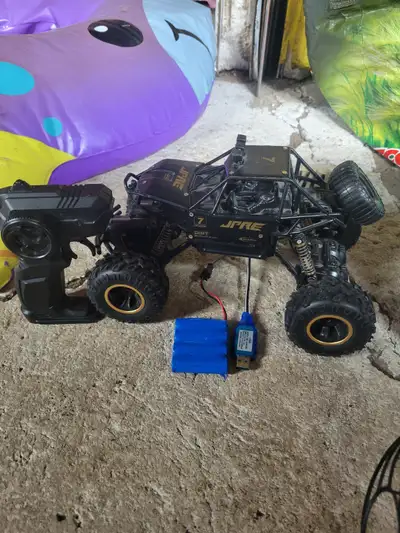 SMALL REMOTE CONTROL JEEP STYLE TRUCK 5$