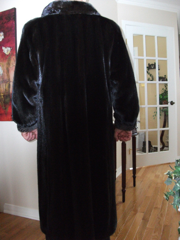 manteau  vison noir long femme Gr: 14/15 dans Femmes - Hauts et vêtements d'extérieur  à Rimouski / Bas-St-Laurent - Image 2