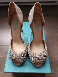 Betsey Johnson Silver peep toe shoe / Chaussure argent mariage