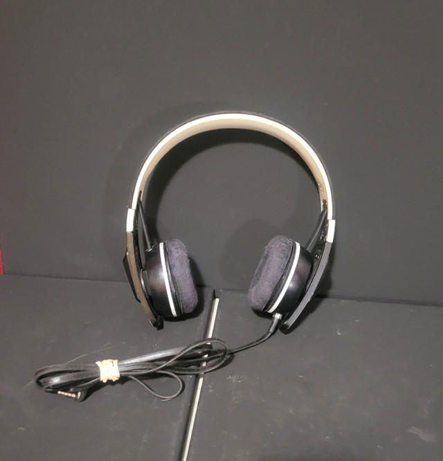 Sennheiser studio quality headphones wired 100$ in Headphones in Kingston - Image 3