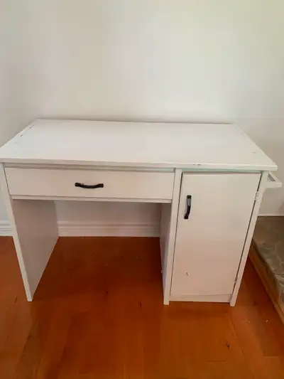Bureau de travail blanc en chêne massif Peut être repeint ou décapé Vendu seul à 50$ ou avec chaise...
