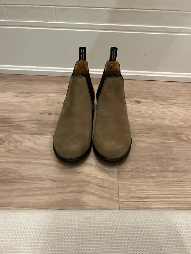 Women Blundstone Boots low heel  in Men's Shoes in Mississauga / Peel Region - Image 2