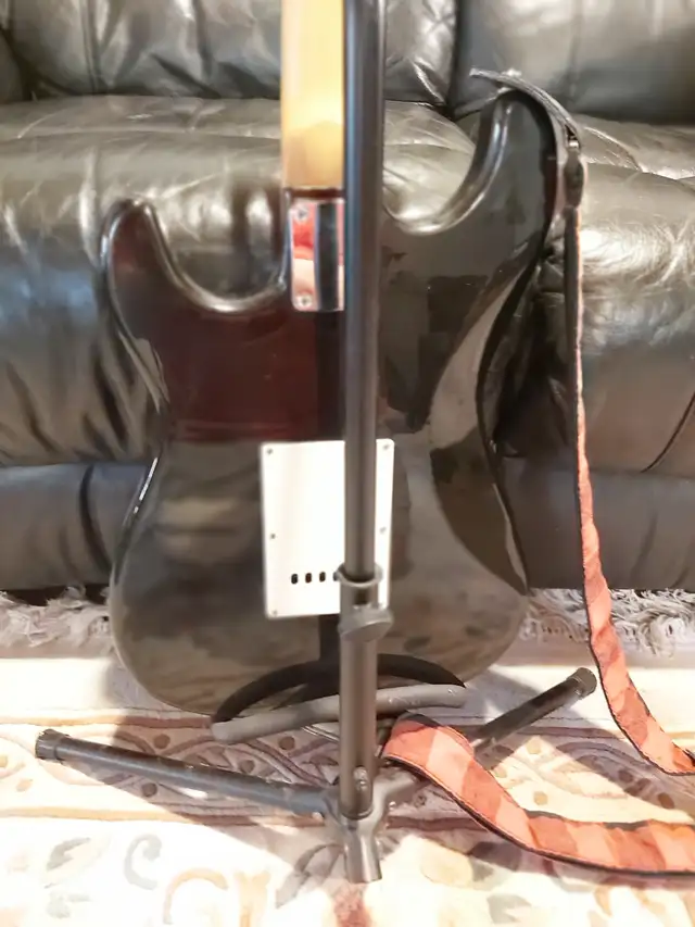 Nova 6-String Electric Guitar w/ Black New Carring Bag + Stand in Guitars in Peterborough - Image 9