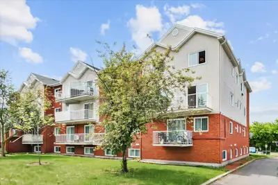 Caractéristiques du logement : • Situé au 2e étage • Condo à deux niveaux (maison en rangée sur 2 ét...
