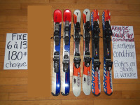 Plusieurs mini ski snowblades avec fixation de ski alpin