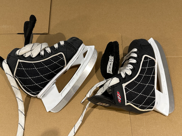 Hespeler - Hockey Skate for kids - Size US Y8 in Skates & Blades in Markham / York Region - Image 2