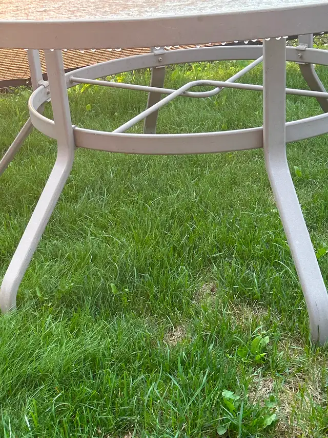 Outdoor round dining table in Dining Tables & Sets in London - Image 3