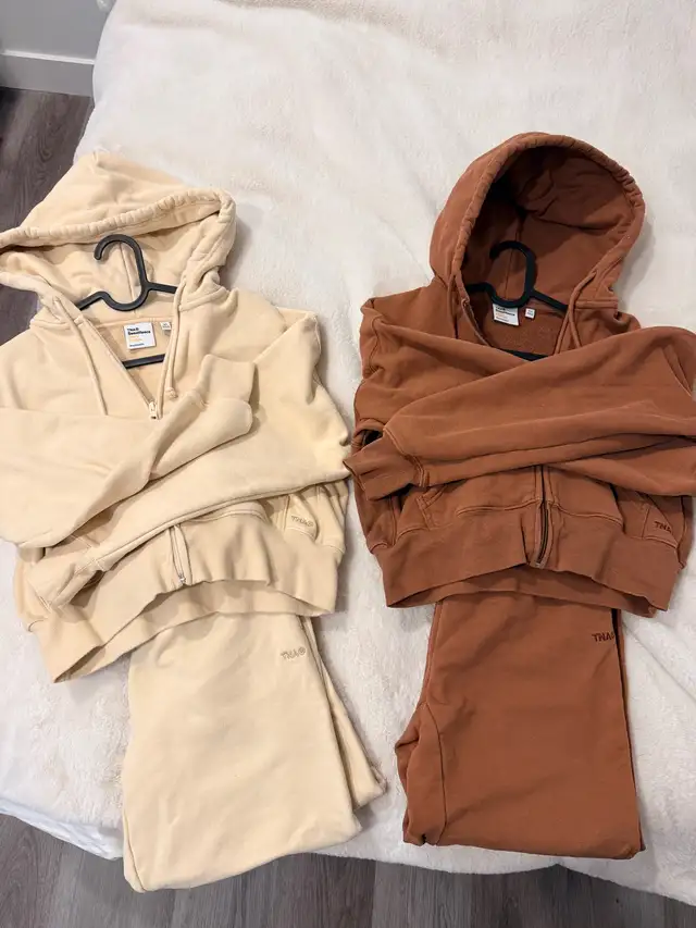 Aritzia TNA Sweatfleece in Women's - Tops & Outerwear in Edmonton - Image 2
