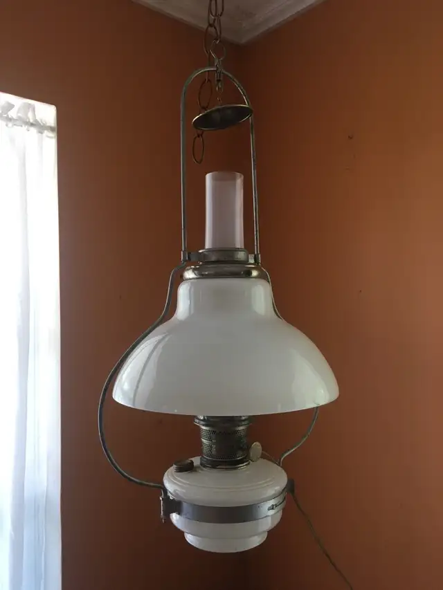 ALADDIN - ANTIQUE ELECTRIC HANGING WHITE MOONSTONE LAMP in Indoor Lighting & Fans in Belleville - Image 2