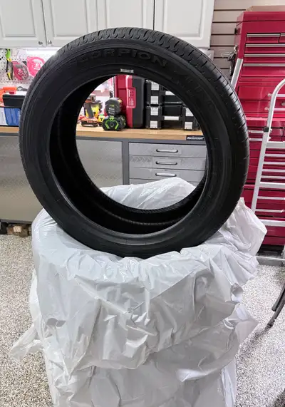4x Pneus Pirelli Scorpion Zéro 275/45/22 dans un état neuf! Utilisé moins de 200 kilomètres. Valeur...