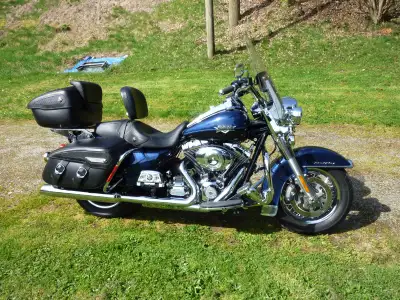 last yr of the road king classic. has every hd option incl. custom metallic 2 tone paint, fast relea...