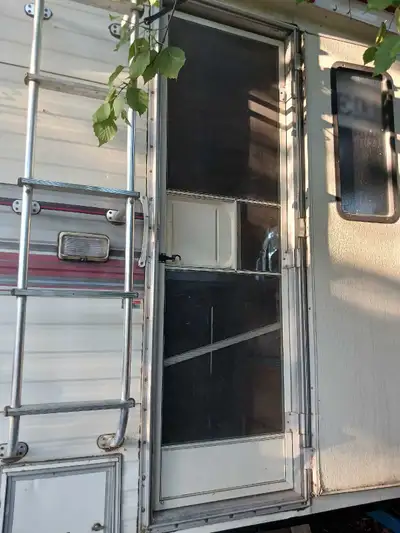All gas appliances work well. Oven used once. Water system works as far as we know, we never used it...