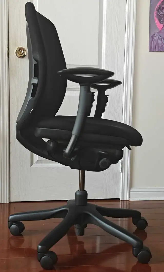 Teknion Office chair in Chairs & Recliners in Markham / York Region - Image 3