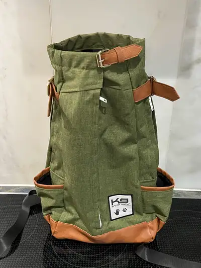 Sac à dos pour chiens en excellent condition. Sac mesure 17 pouces hauteur. Bon pour chiens plus ou...