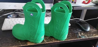 Bottes de pluie de marque Crocs grandeur 4 12$