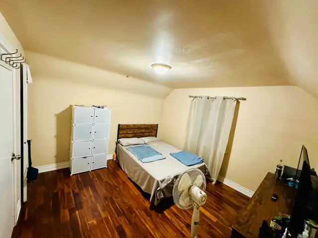 Private Room For Rent (800 CAD)63871255388289120