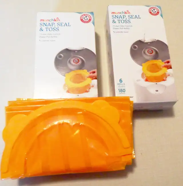 LIKE NEW !   MUNCHKIN ARM AND HAMMER  DIAPER PAIL AND REFILLS in Bathing & Changing in Guelph - Image 7