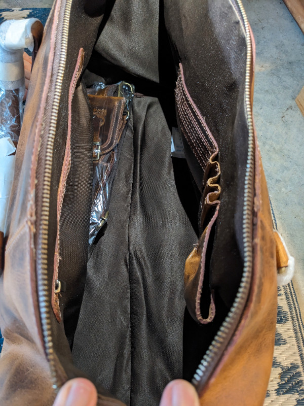 Rustic leather duffle travel bag in Men's in Campbell River - Image 4