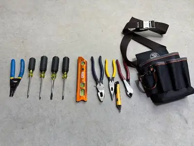 BASIC MANUAL TOOLS FOR ELECTRICIAN INCLUDING POUCH AND BELT SOLD AS A KIT FOR 275$ STORAGE BOX SOLD...