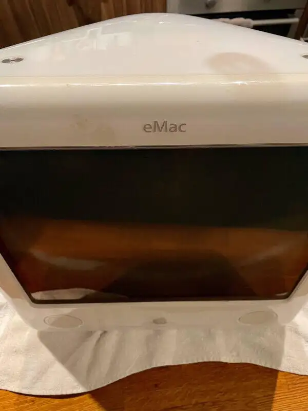 Apple 17” eMac, EMC 2057 (Q86J) - For Parts64595458967043123