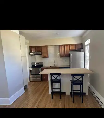 Granl appartement à deux étages (une très grande chambre divisé par un mur qui peut servir d'office...