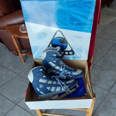 Patins a glace pour femmes d'excellente qualité grandeur 10 comme neufs. De marque SOFTEC Des heures...