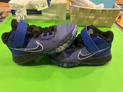 Great condition shoes. Only used a couple of times. Paid $120 originally. Message with any questions...