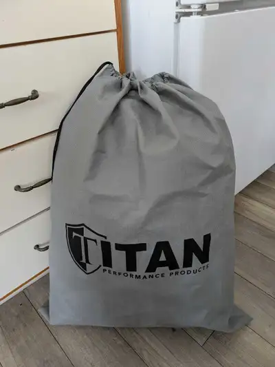 Utilisé 1 seul hiver. Toile sans accroc, parfaite. Seules les clips d' attaches ont été malmenés par...
