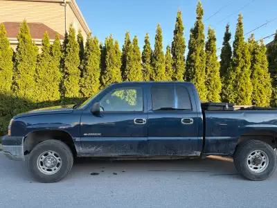 03 Silverado 2500hd Duramax 6.6, Alison transmission. Truck vas tres bien pi propre pour l’annee. Fr...