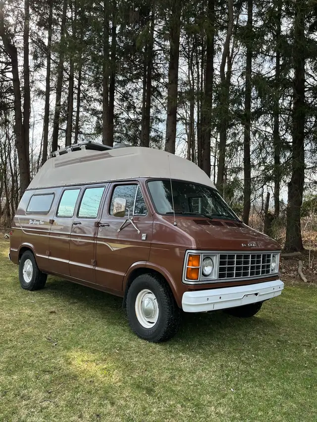 Dodge Ram Van B250 1984 - Van aménagé / Campeur / Vanlife in RVs & Motorhomes in Québec City - Image 2