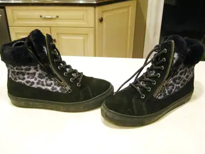Pair of warm Cougar Dubliner Size 7 Women's Suede Ankle Boots, View more